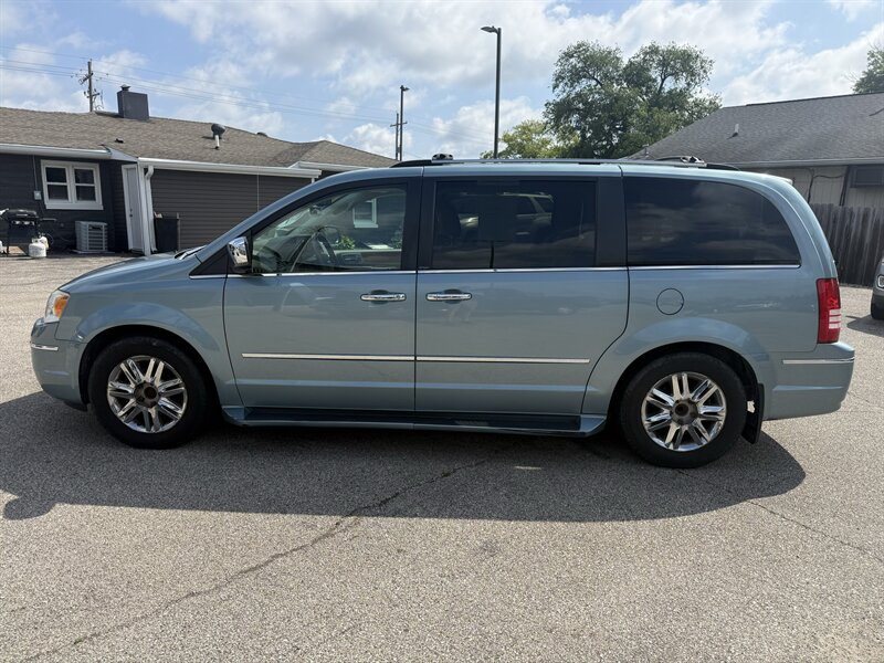 2010 Chrysler Town & Country Limited - Photo 18 - Lafayette, IN 47905