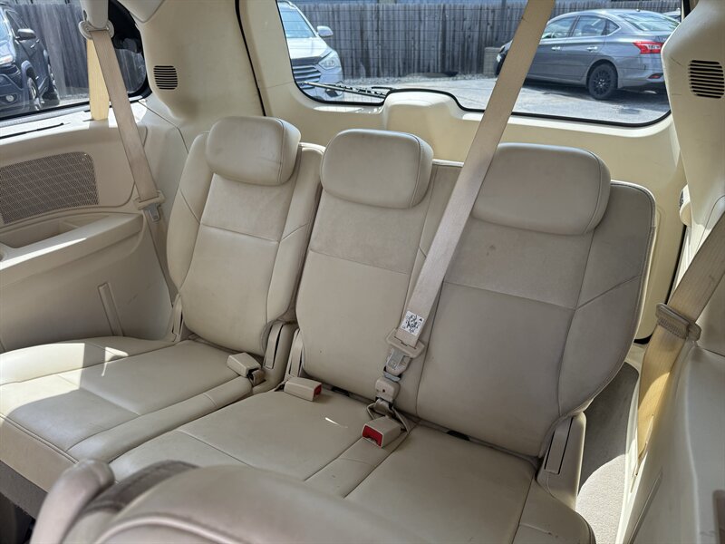 2010 Chrysler Town & Country Limited - Photo 10 - Lafayette, IN 47905
