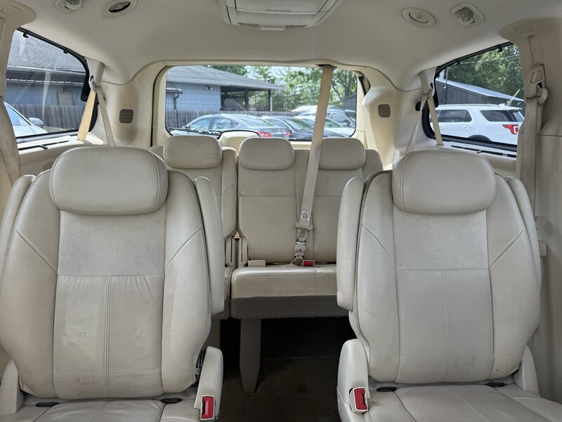 2010 Chrysler Town & Country Limited - Photo 26 - Lafayette, IN 47905
