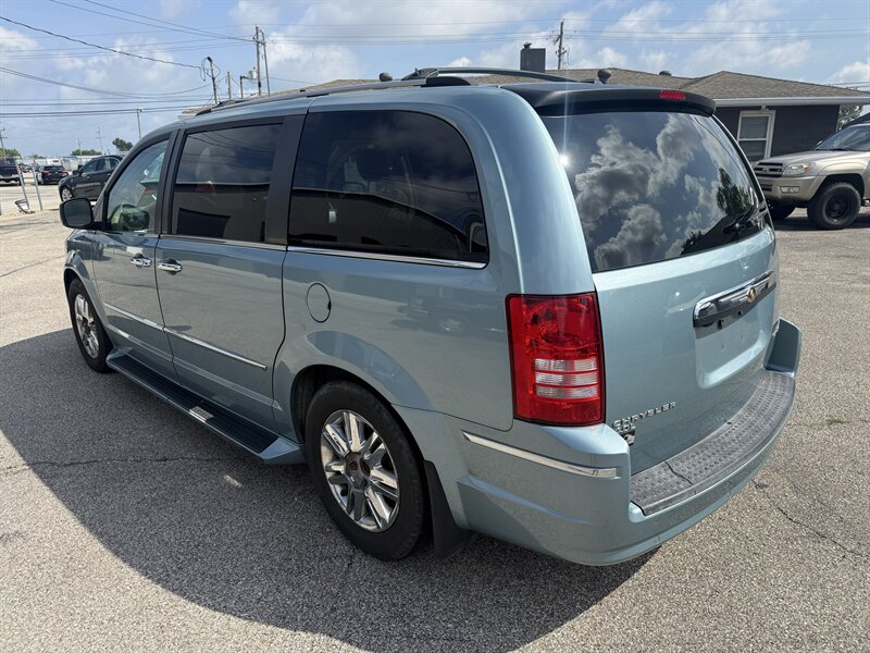 2010 Chrysler Town & Country Limited - Photo 19 - Lafayette, IN 47905