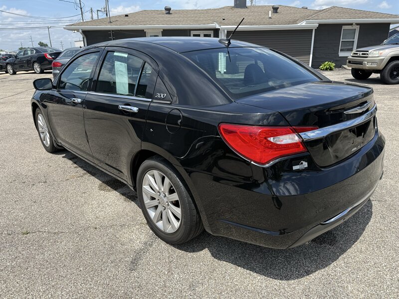 2014 Chrysler 200 Limited - Photo 5 - Lafayette, IN 47905