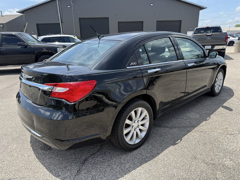 2014 Chrysler 200 Limited - Photo 7 - Lafayette, IN 47905