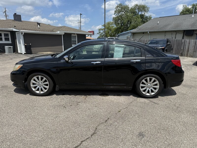 2014 Chrysler 200 Limited - Photo 4 - Lafayette, IN 47905