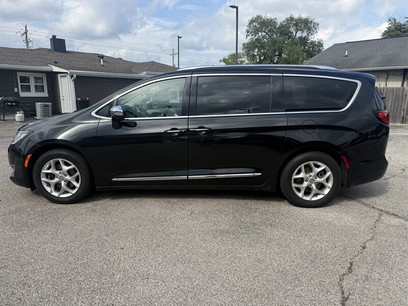 2020 Chrysler Pacifica Limited - Photo 4 - Lafayette, IN 47905