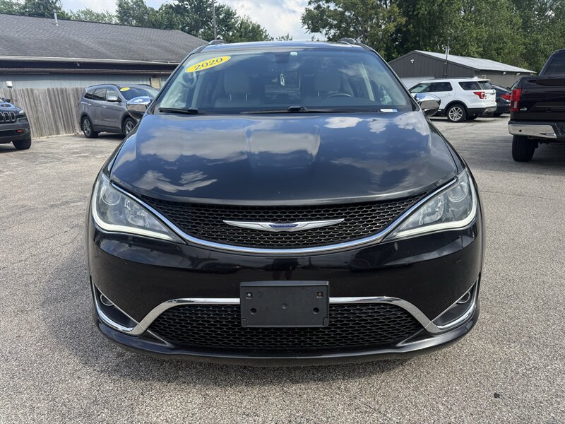 2020 Chrysler Pacifica Limited - Photo 2 - Lafayette, IN 47905