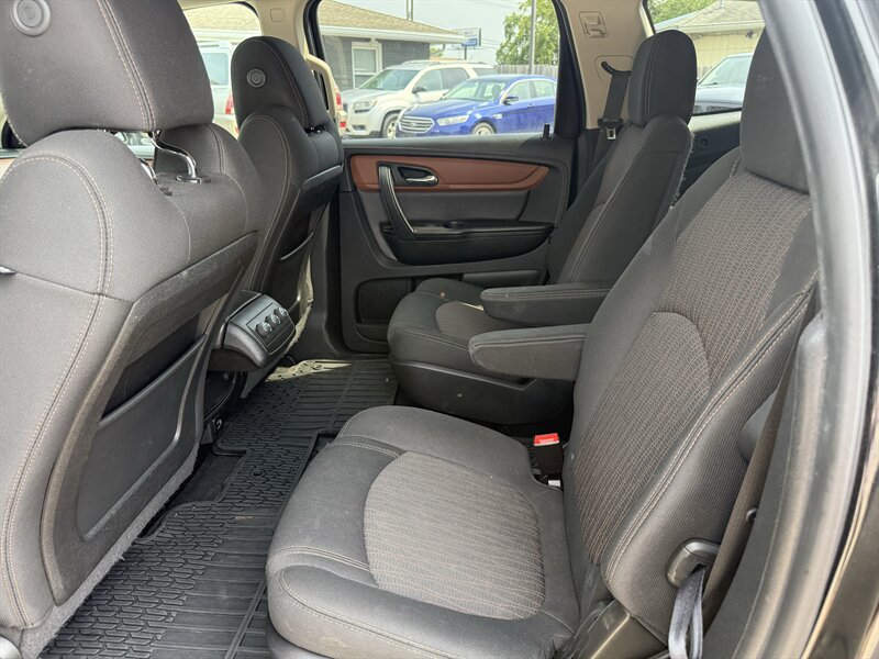 2017 Chevrolet Traverse LT - Photo 8 - Lafayette, IN 47905