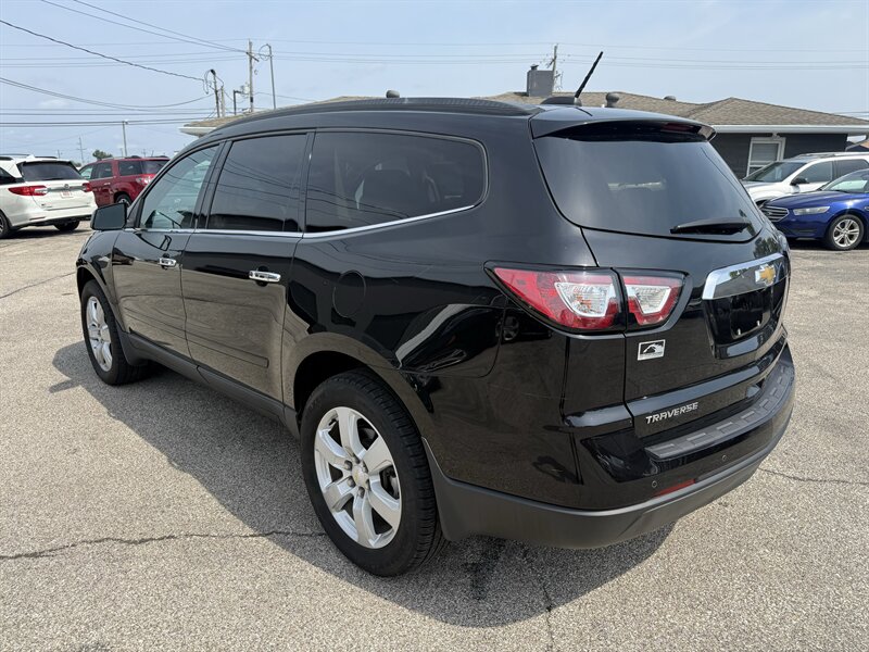 2017 Chevrolet Traverse LT - Photo 5 - Lafayette, IN 47905