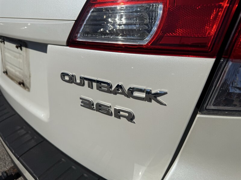 2011 Subaru Outback 3.6R Limited - Photo 7 - Lafayette, IN 47905