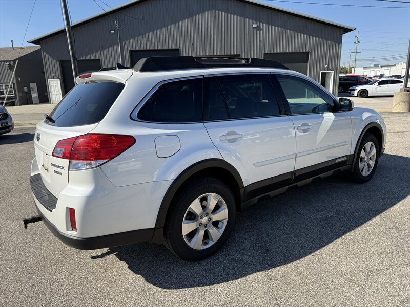 2011 Subaru Outback 3.6R Limited - Photo 8 - Lafayette, IN 47905