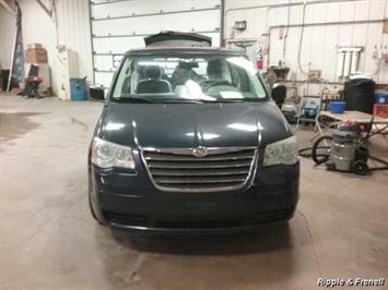 2009 Chrysler Town & Country LX   - Photo 1 - Davenport, IA 52802