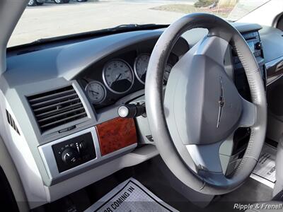 2008 Chrysler Town & Country Touring   - Photo 4 - Davenport, IA 52802