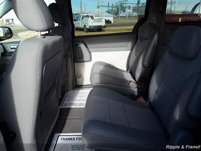 2008 Chrysler Town & Country Touring   - Photo 5 - Davenport, IA 52802