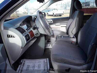 2008 Chrysler Town & Country Touring   - Photo 3 - Davenport, IA 52802
