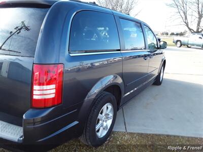 2008 Chrysler Town & Country Touring   - Photo 9 - Davenport, IA 52802