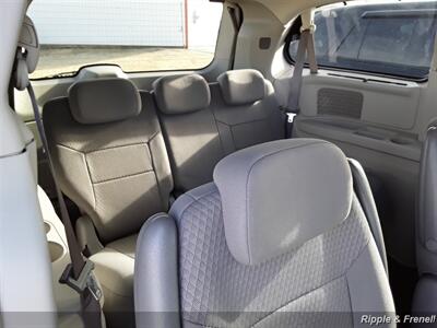2008 Chrysler Town & Country Touring   - Photo 11 - Davenport, IA 52802