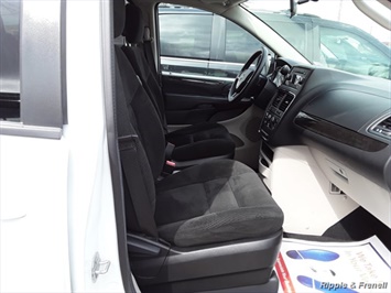 2016 Dodge Grand Caravan SE   - Photo 9 - Davenport, IA 52802