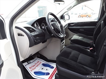 2016 Dodge Grand Caravan SE   - Photo 13 - Davenport, IA 52802