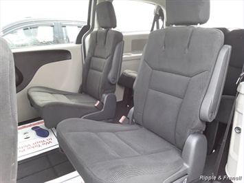 2016 Dodge Grand Caravan SE   - Photo 12 - Davenport, IA 52802