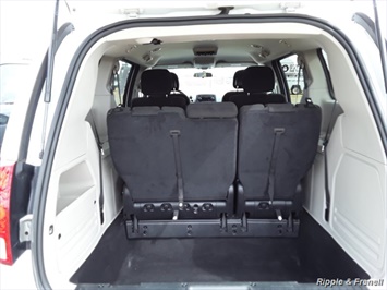 2016 Dodge Grand Caravan SE   - Photo 6 - Davenport, IA 52802