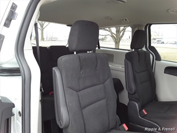 2016 Dodge Grand Caravan SE   - Photo 11 - Davenport, IA 52802
