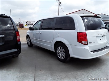 2016 Dodge Grand Caravan SE   - Photo 4 - Davenport, IA 52802