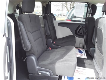 2016 Dodge Grand Caravan SE   - Photo 10 - Davenport, IA 52802