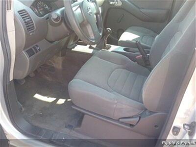 2009 Nissan Frontier XE   - Photo 8 - Davenport, IA 52802