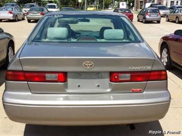 1997 Toyota Camry CE   - Photo 2 - Davenport, IA 52802