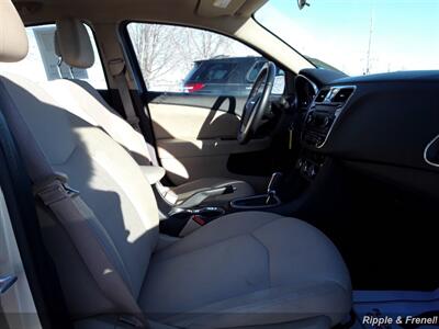 2011 Chrysler 200 Touring   - Photo 11 - Davenport, IA 52802