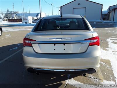 2011 Chrysler 200 Touring   - Photo 8 - Davenport, IA 52802