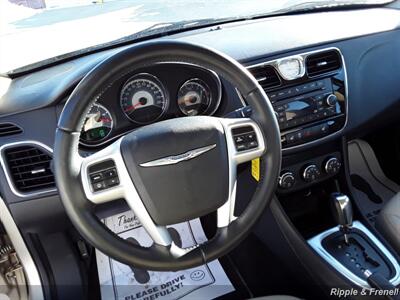 2011 Chrysler 200 Touring   - Photo 5 - Davenport, IA 52802