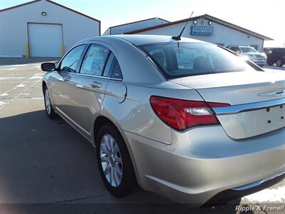 2011 Chrysler 200 Touring   - Photo 7 - Davenport, IA 52802