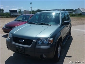 2005 Ford Escape XLS   - Photo 1 - Davenport, IA 52802