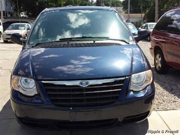 2005 Chrysler Town & Country LX   - Photo 1 - Davenport, IA 52802