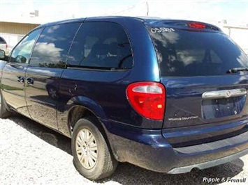 2005 Chrysler Town & Country LX   - Photo 2 - Davenport, IA 52802