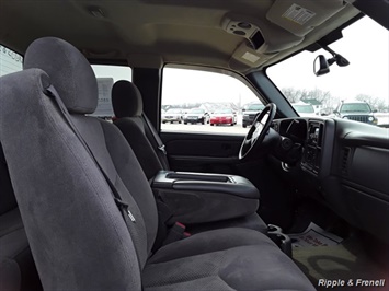 2006 Chevrolet Silverado 1500 Base 4dr Extended Cab   - Photo 10 - Davenport, IA 52802