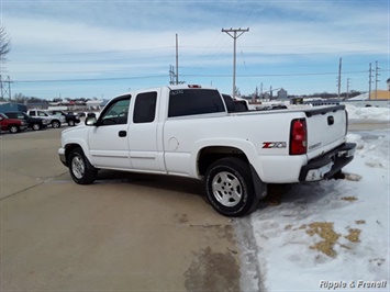 2006 Chevrolet Silverado 1500 Base 4dr Extended Cab   - Photo 5 - Davenport, IA 52802