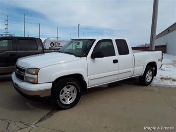 2006 Chevrolet Silverado 1500 Base 4dr Extended Cab   - Photo 4 - Davenport, IA 52802