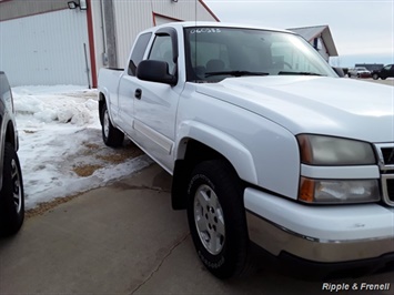 2006 Chevrolet Silverado 1500 Base 4dr Extended Cab   - Photo 8 - Davenport, IA 52802