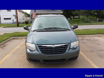 2006 Chrysler Town & Country Touring   - Photo 1 - Davenport, IA 52802