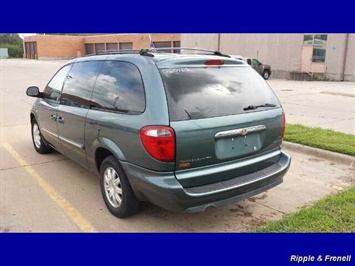 2006 Chrysler Town & Country Touring   - Photo 3 - Davenport, IA 52802