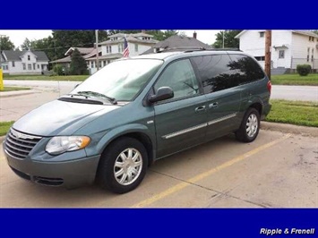 2006 Chrysler Town & Country Touring   - Photo 2 - Davenport, IA 52802