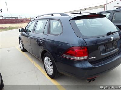 2010 Volkswagen Jetta SportWagen S   - Photo 7 - Davenport, IA 52802