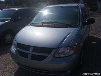 2006 Dodge Caravan SXT   - Photo 1 - Davenport, IA 52802