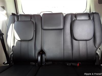 2016 Chrysler Town & Country Touring - Photo 9 - Davenport, IA 52802