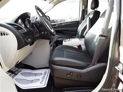 2016 Chrysler Town & Country Touring - Photo 4 - Davenport, IA 52802