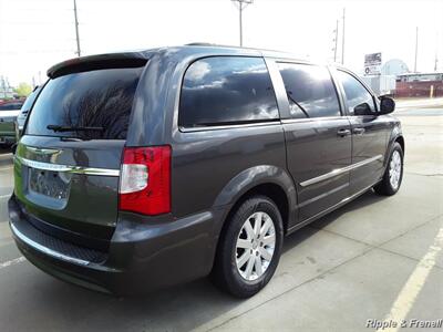 2016 Chrysler Town & Country Touring - Photo 12 - Davenport, IA 52802