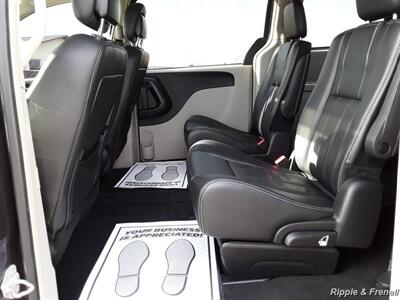 2016 Chrysler Town & Country Touring - Photo 8 - Davenport, IA 52802