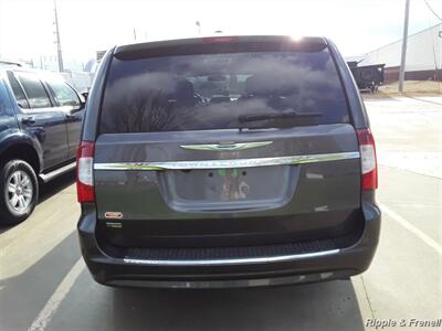 2016 Chrysler Town & Country Touring - Photo 11 - Davenport, IA 52802