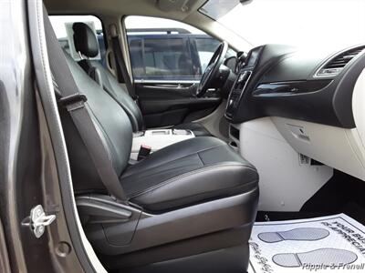 2016 Chrysler Town & Country Touring - Photo 14 - Davenport, IA 52802